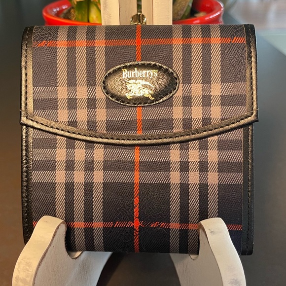 Excellent condition Burberry unisex Bifold Wallet. - Picture 1 of 11